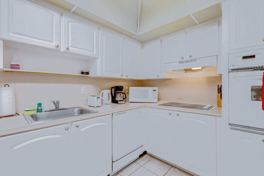 Building Photo - 3901 S Ocean Dr