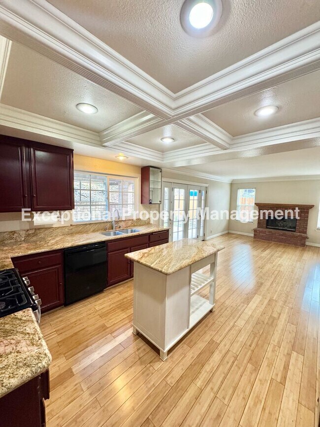 Building Photo - Move in ready 4 bed 3 bath home with 1 bed...
