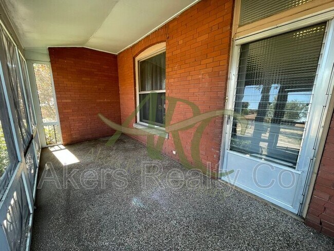 Building Photo - 501 Van Buren St