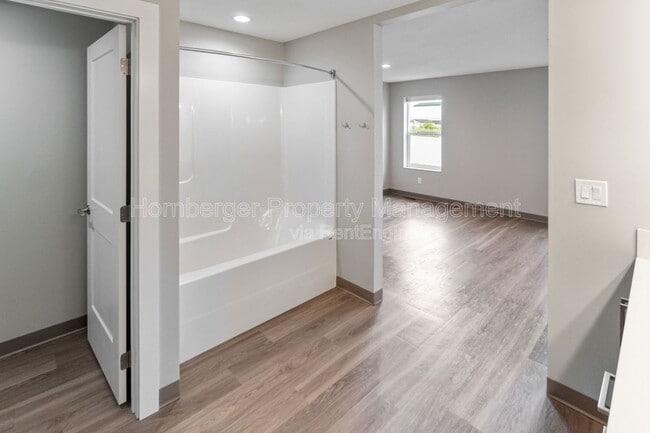 Building Photo - 1305 N Coach Dr