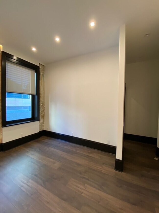 Building Photo - Historic Charm with Live-Work Flexibility in Downtown Honolulu