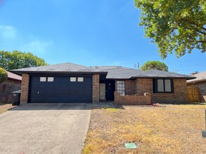 Building Photo - 6417 Canyon Cir