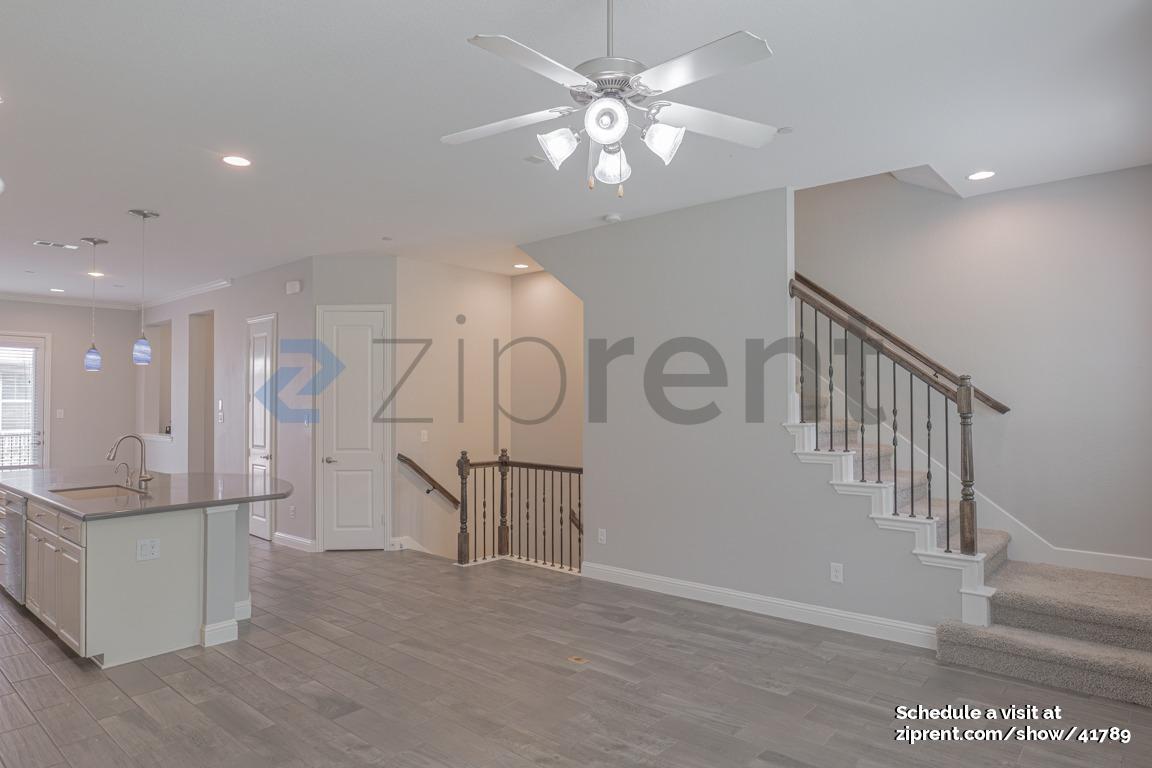 Building Photo - 527 W Royal Ln