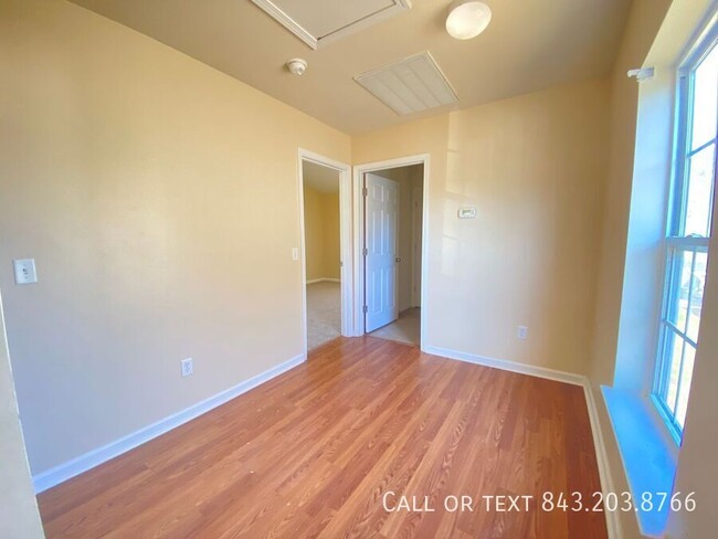 Building Photo - Available Now! Explore this Spacious 3-bed...