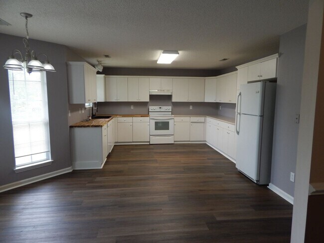 Building Photo - 3 bedroom 2 1/2 Bath brick single family h...