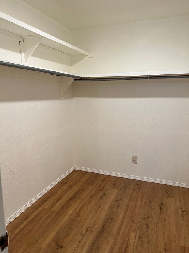 Building Photo - 941