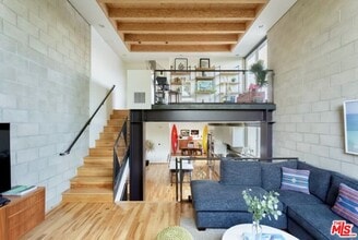 Building Photo - 530 N Larchmont Blvd