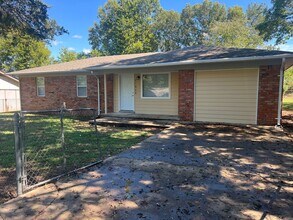 Building Photo - 3 Bedroom 1 bath