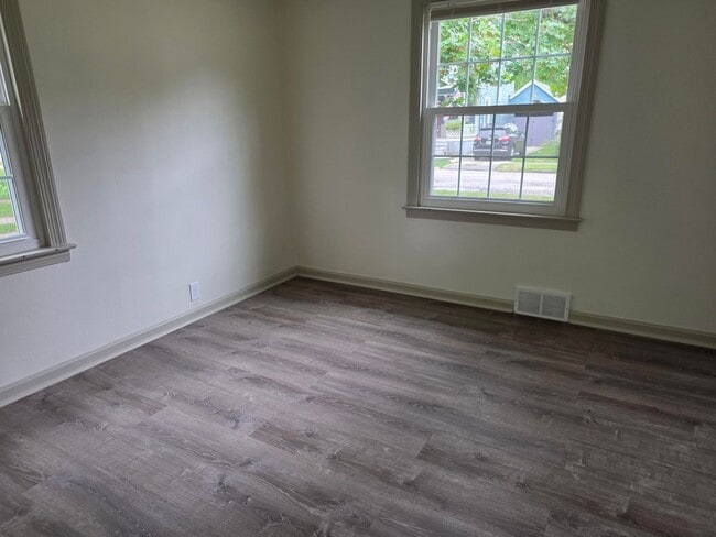 Building Photo - 2 bedroom 1 bath single family home