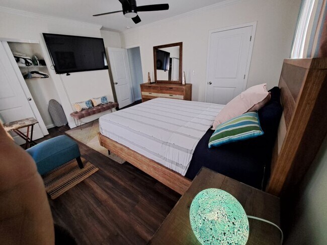 Queen Bedroom - 1545 Westview Dr SW