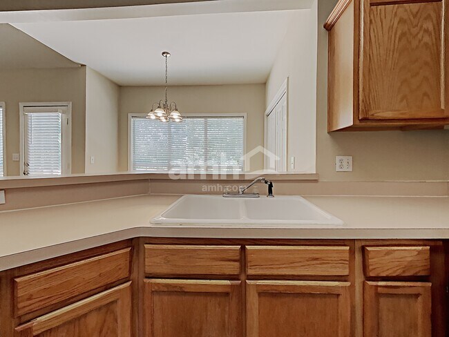 Building Photo - 2687 McGuire Dr NW