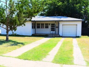 Building Photo - 2 Bedroom Home Near Coronado High School!