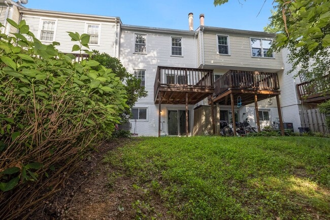 Building Photo - 3 Bed 2.5 Bath - Gaithersburg Townhouse - Finished Basement