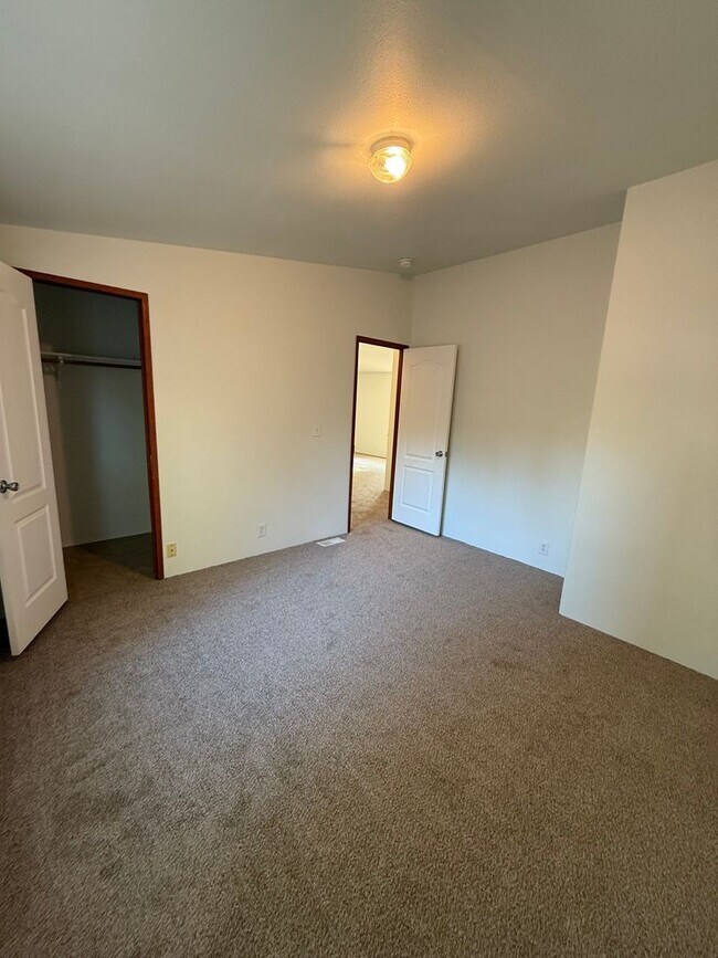 Building Photo - SPIRIT LAKE HOME (P#440)