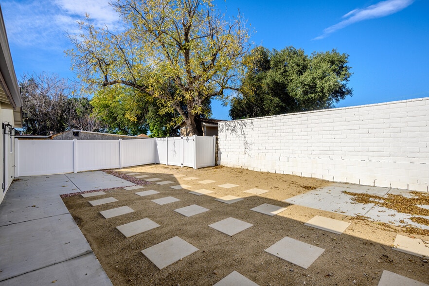 Building Photo - 7649 Thousand Oaks Dr