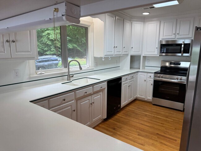 Building Photo - Four Bedroom Lake House in Denver