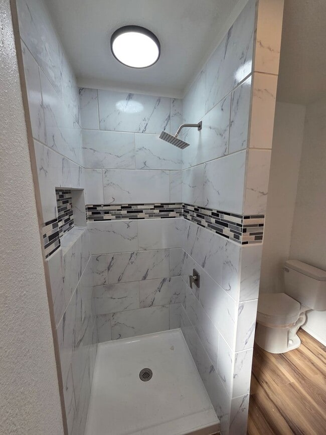 Building Photo - Beautifully Remodeled 3 Bed/2 Bath Apartment