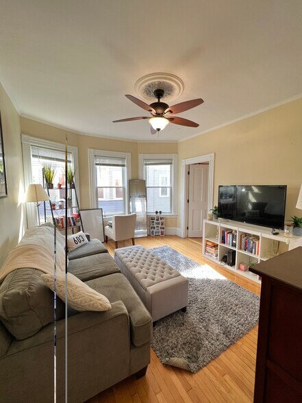 Building Photo - 176 Elm St