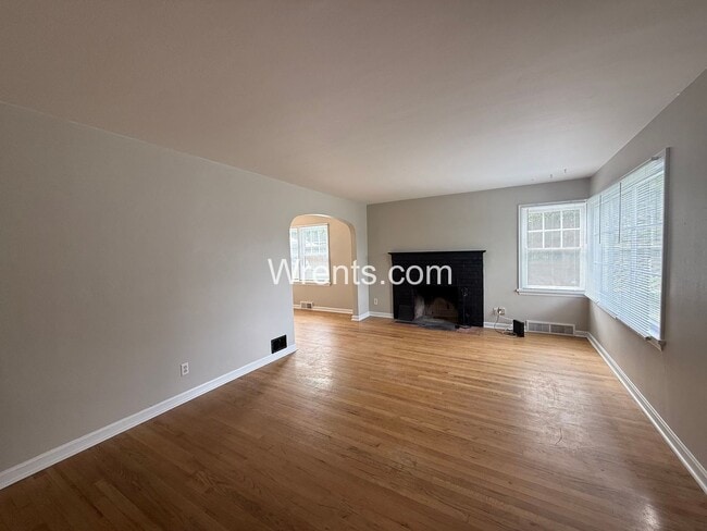Building Photo - 1104 E 14th Ave
