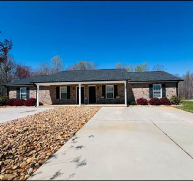 Building Photo - Available December 10th, 2025! 2 BR, 1 BA ...