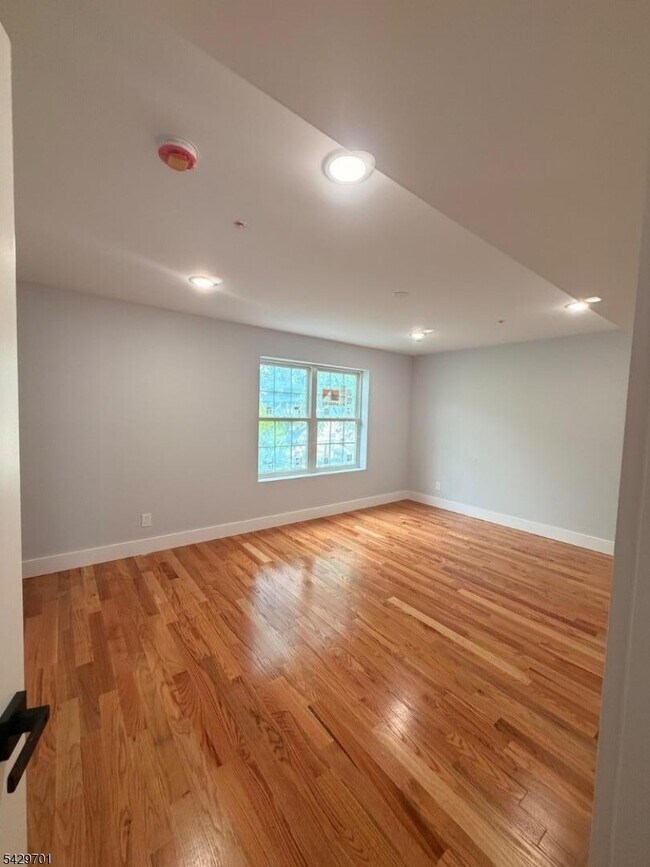 Building Photo - 129 Mt Pleasant Ave