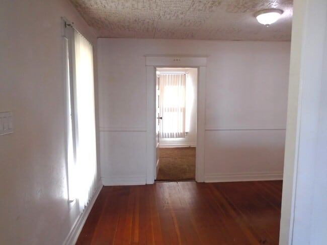 Building Photo - 435 Wilson St S