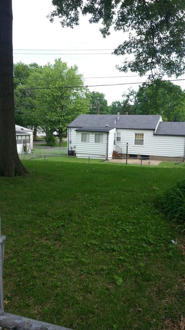 Building Photo - CIMING SOON! 2 B 1b Bellefontaine House For Rent