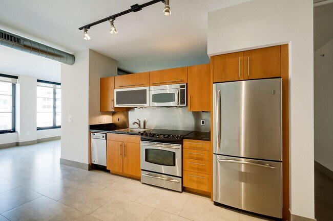 Building Photo - Move-in Ready 1BR 1BA at the Alta is a Min...