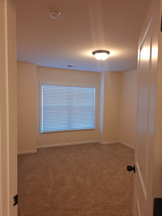 Building Photo - Wonderful Three Bedroom Home in Northeast ...