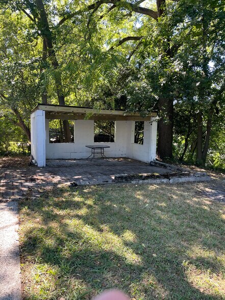 Covered back patio with new roof - 35949 Hiawatha Blvd