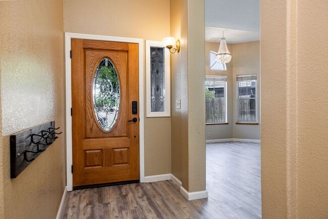 Building Photo - NORTHWEST SOLAR HOME - AVAILABLE NOW!!