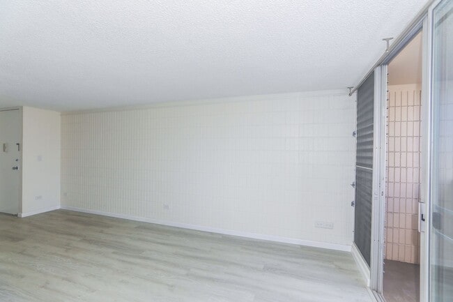 Building Photo - Sunset Lakeview - Fully renovated 3 bedroom, 2 bath on lower floor comes with tandem parking for ...