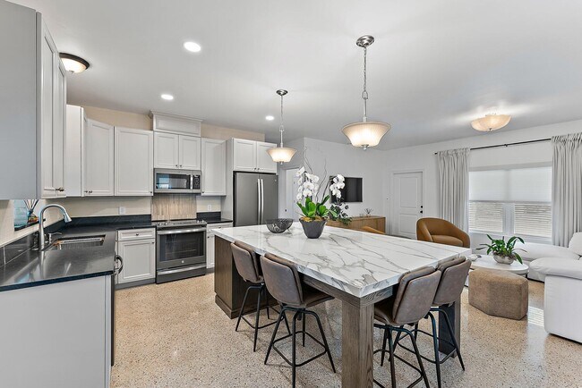 Building Photo - 513 E Whitney Dr