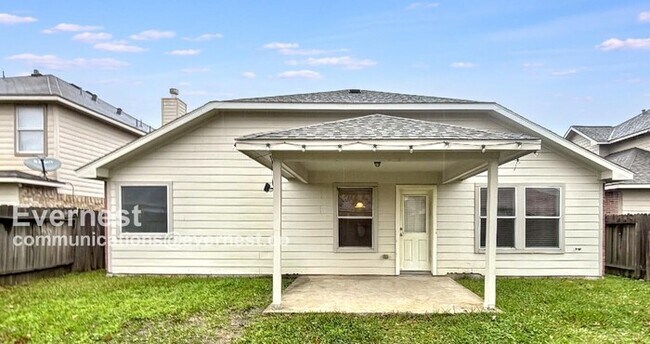 Building Photo - 3 Bed, 2 Bath Home with Fenced Yard & Garage / Pet-Friendly / Available Now!