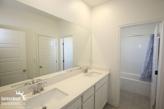 Building Photo - Newly Built 3Bdm 2.5Ba Home with Private Backyard in Prime Location.