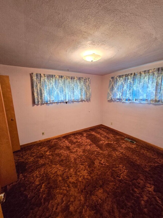 Building Photo - Pet Friendly 3 Bed / 2Bath Home with 2 Gar...