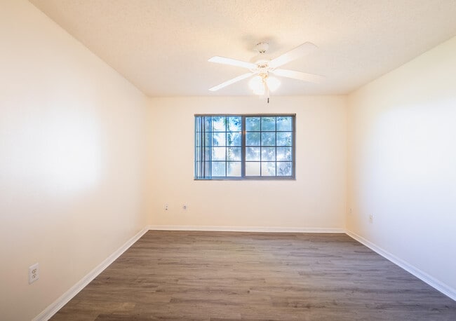 Building Photo - 1300 Crestwood Ct S