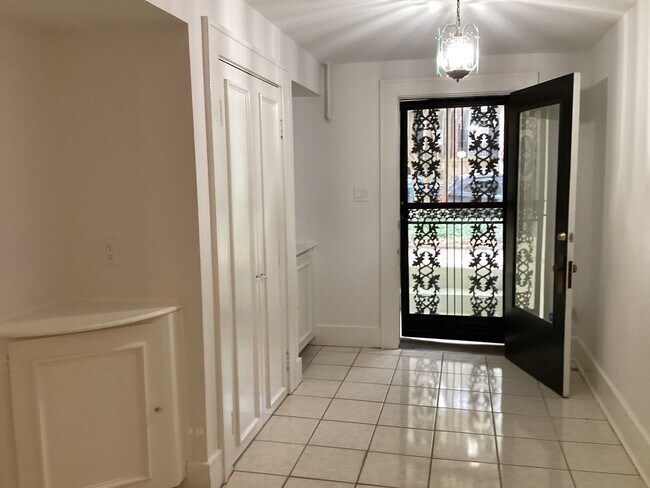 Building Photo - 114 E Jones St