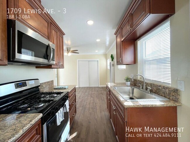 Building Photo - 1709 Lewis Ave