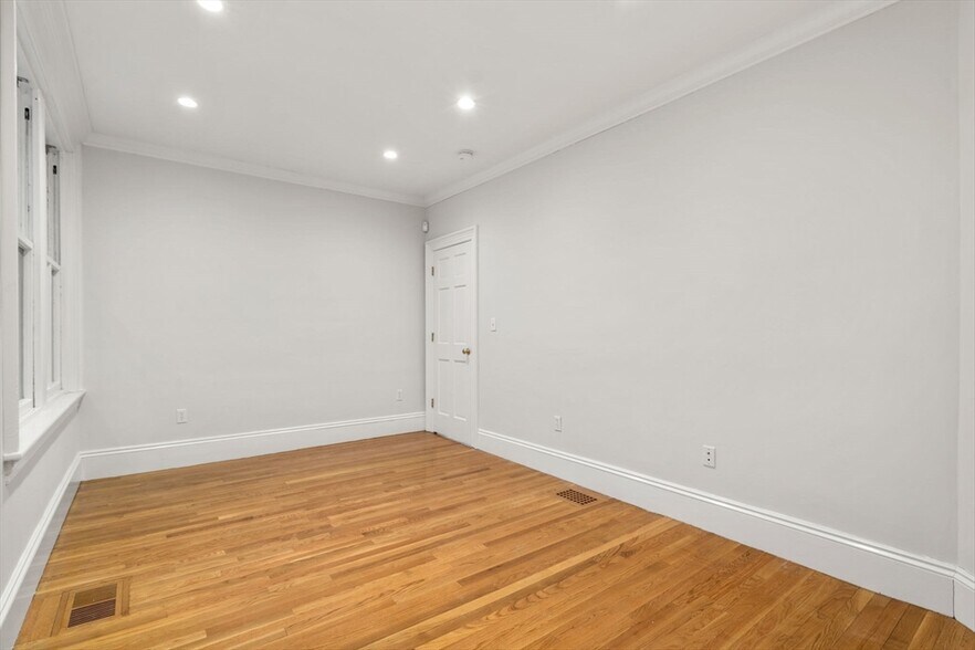 Building Photo - 244 Beacon St