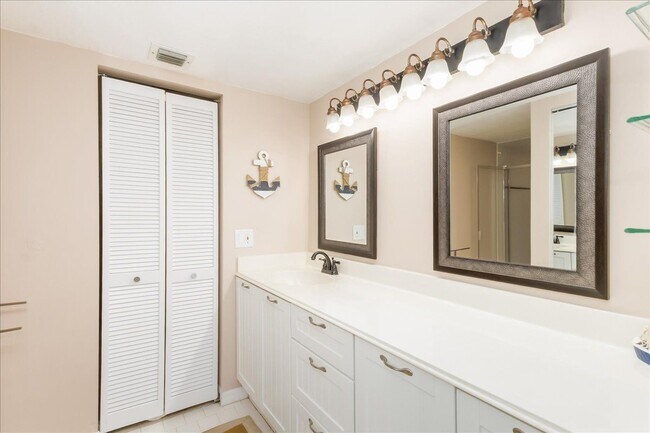 Building Photo - 6124 S River Run Dr