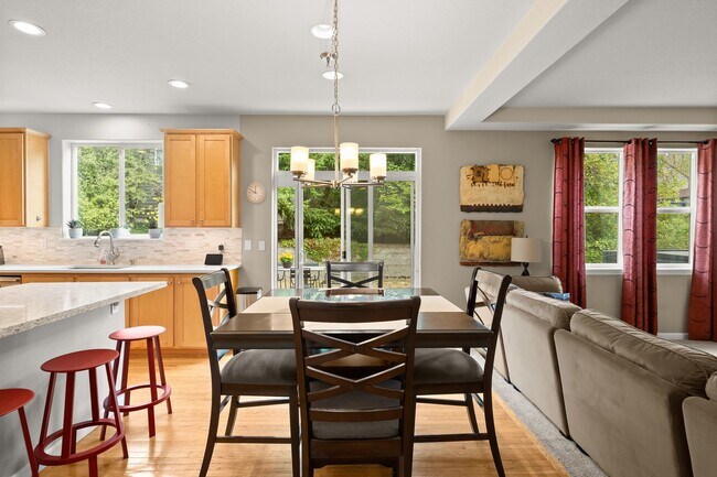Building Photo - Beautifully Maintained 5 Bedroom Home In H...