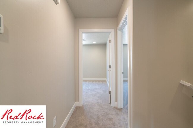 Building Photo - 4 Bedroom, 2.5 Bathroom Townhome in Hurric...