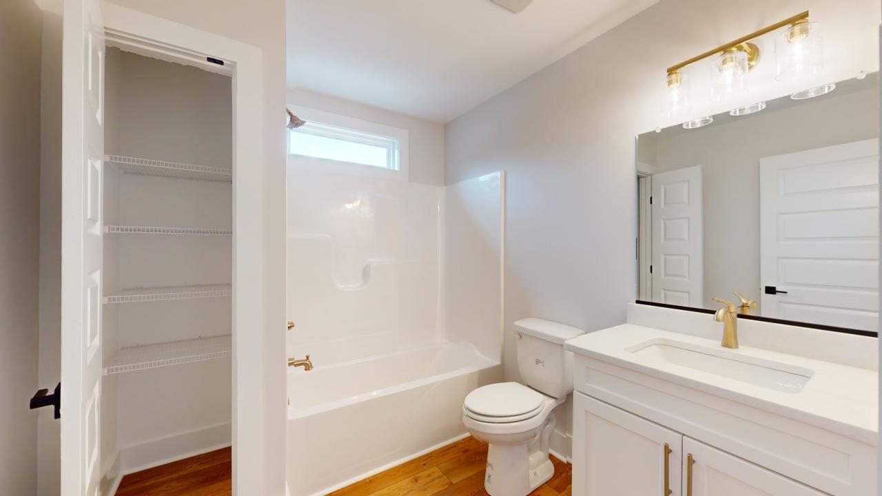 Full upstairs bathroom - 157 Allure Dr