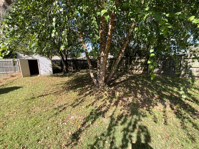 Building Photo - Clean and Cozy Home in NW Springfield