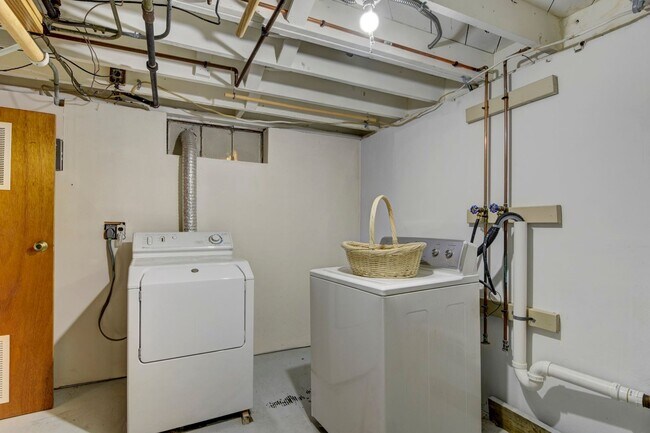 Building Photo - 2 Bedroom in Aksarben