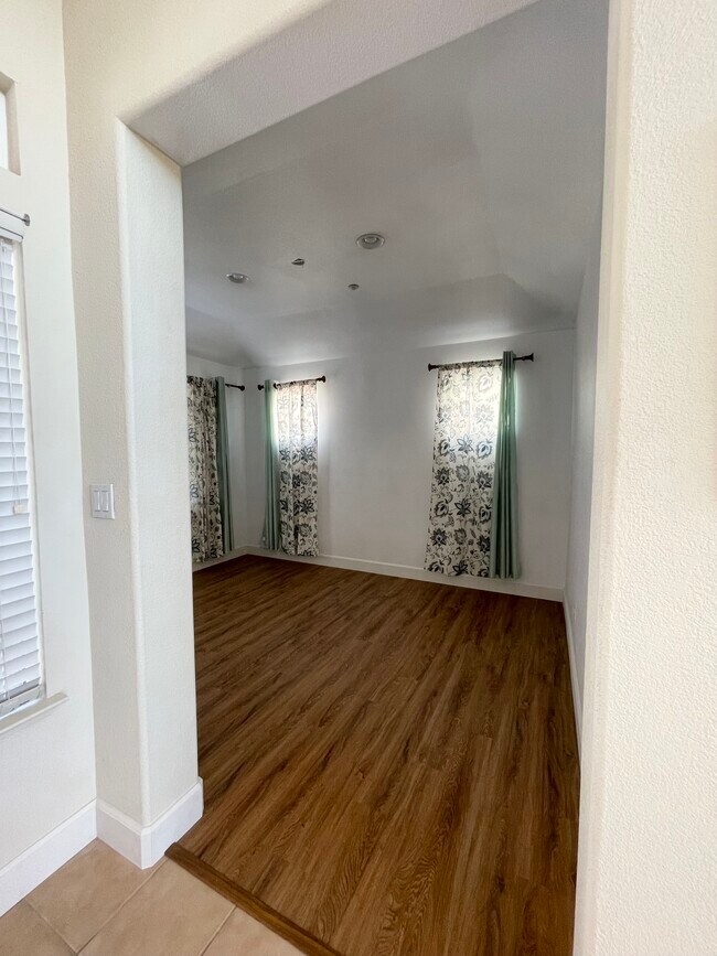 Building Photo - 557 Canyon Meadows Dr