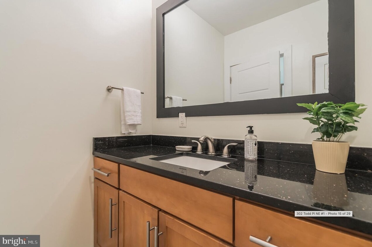 Building Photo - 302 Todd Pl NE