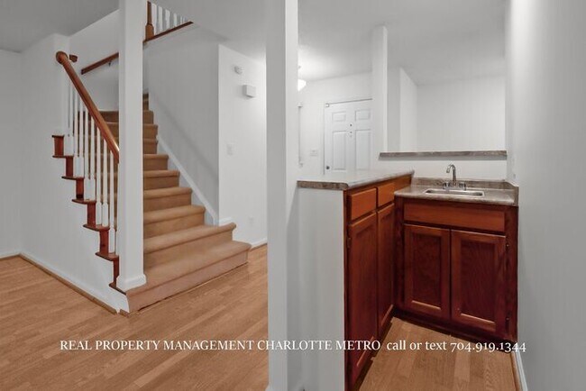 Building Photo - Charming HOME in Prime South Charlotte Location!