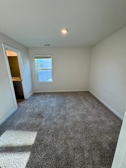 Building Photo - 4047 Armstrong Farm Dr